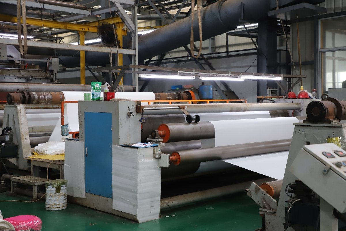 Weaving base fabric for conveyor belts at Shunsheng’s factory