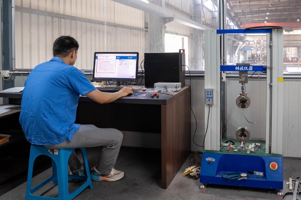 Quality inspection of a conveyor belt at Shunsheng’s factory